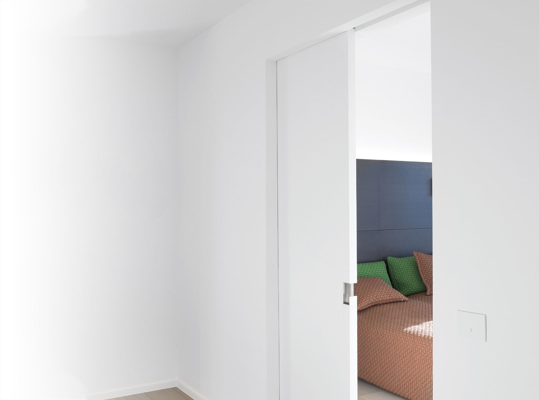 Xinnix schuifdeur in de wand met minimalistische afwerking