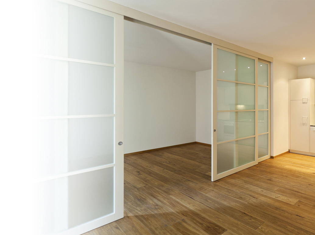 Dubbele schuifdeuren die symmetrisch uit elkaar schuiven met een symmetrie schuifdeursysteem